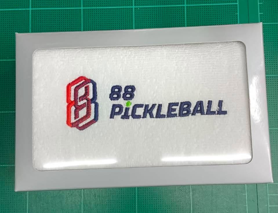 ผ้าเช็ดหน้าปักลาย 88 Pickleball ในกล่องของขวัญ ผ้าขนหนูสีขาวปักโลโก้ 88 Pickleball บรรจุในกล่องสีเทา